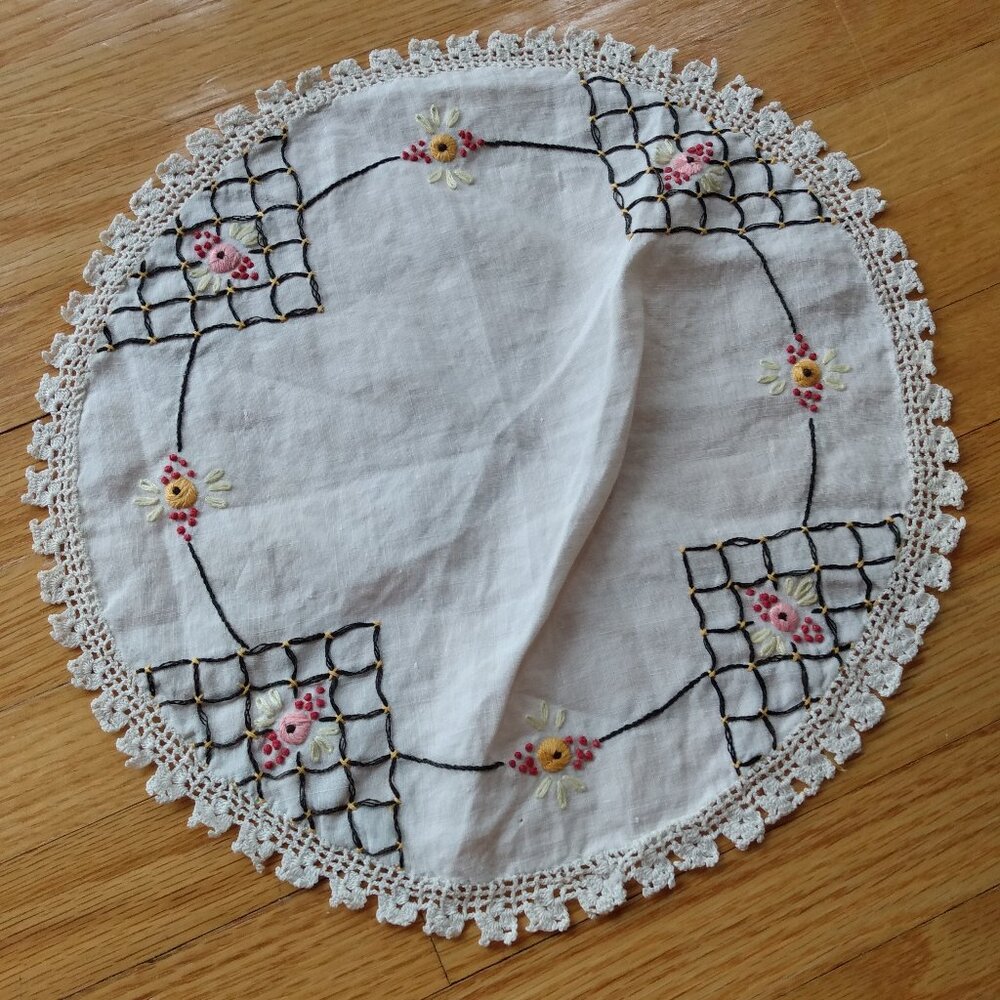 Vintage Handmade Doily Embroidered Art Deco Flowers Crochet Edge Round Circle